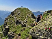 35 Salita con attenzione al torrione del Mincucco con croce (1832 m)